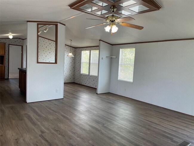 Building Photo - 605 Rd 5816