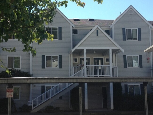 Building Photo - 3 Bedroom Town Home in Emerald Pointe