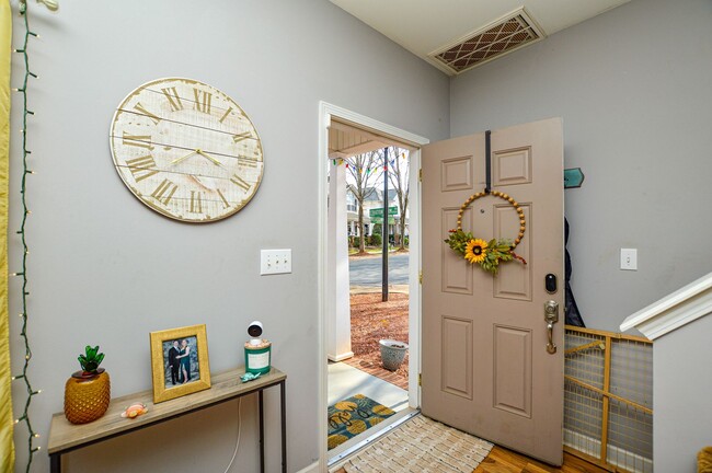 Building Photo - Charming Townhome in Great Huntersville Lo...