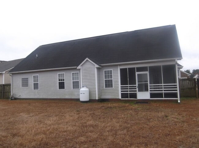 Building Photo - Spacious 3 bedroom with bonus!