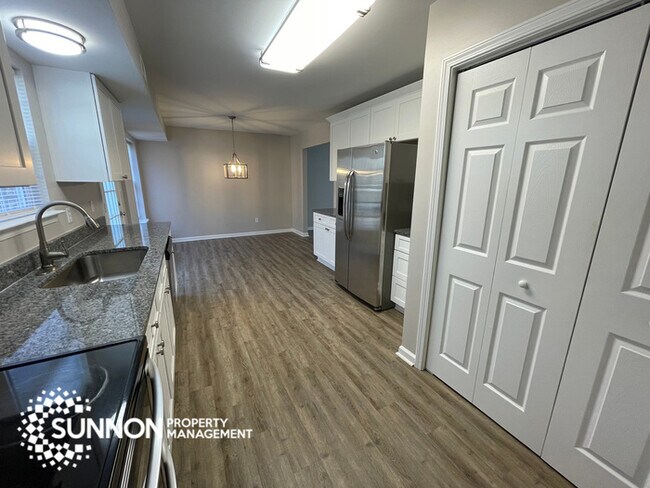 Building Photo - 4 Bed 2.5 Bath in Woodstone with Fenced Yard