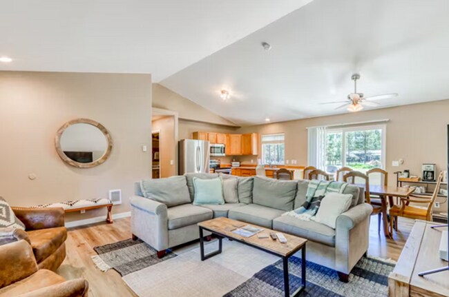 Building Photo - Fabulous Three Rivers Home on 1/2 acre!
