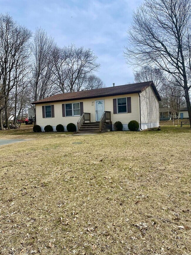 Building Photo - 822 N Delia St