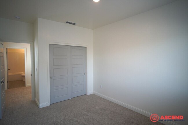 Building Photo - 4 Bedroom House in Gossamer Grove!