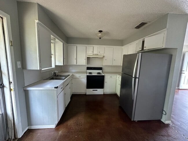 Building Photo - 210 Memory Ln