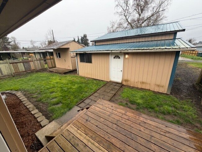 Building Photo - Charming home in Edison District