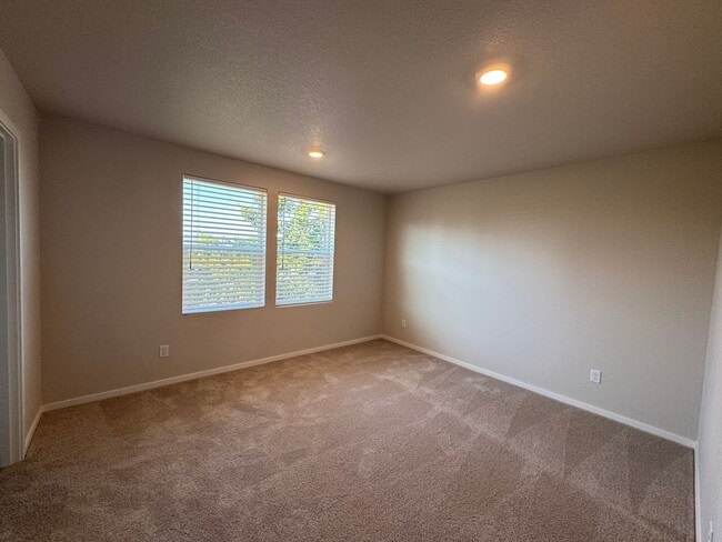Building Photo - 4 Bedroom, 2 1/2 Bath Home in Marcola Meadows