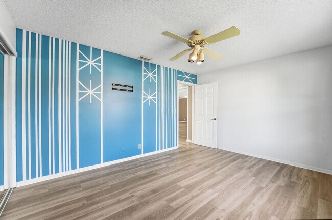 Building Photo - 9284 Laurel Green Dr