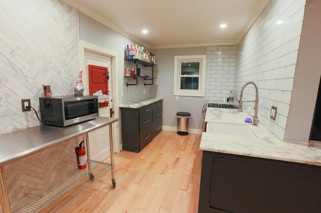 Building Photo - 1020 Ridgewood Ave