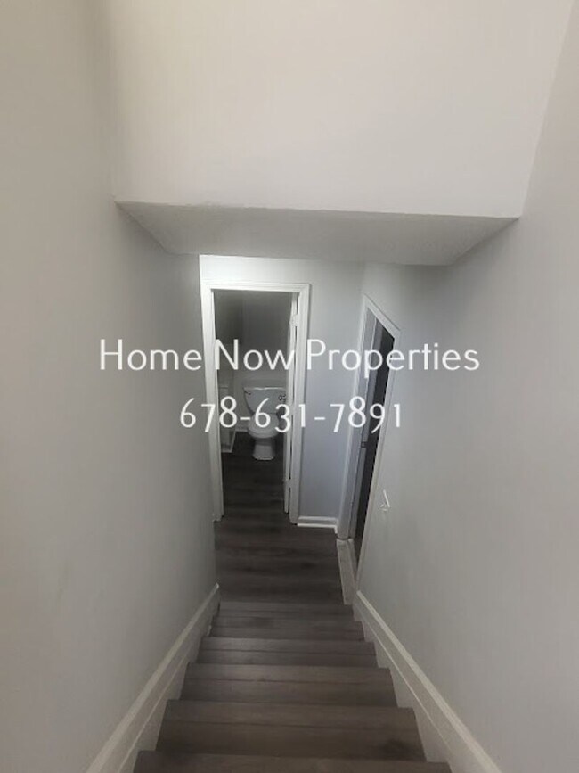 Building Photo - Spacious 4BR Home + Bonus Rooms in Mainstr...