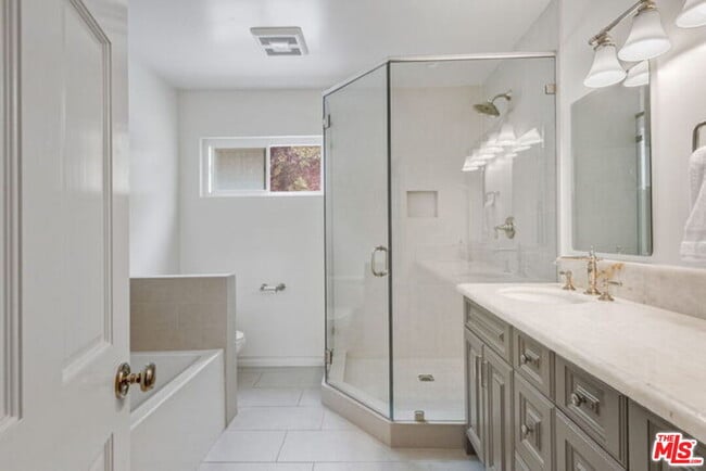 Building Photo - 1175 Las Pulgas Pl