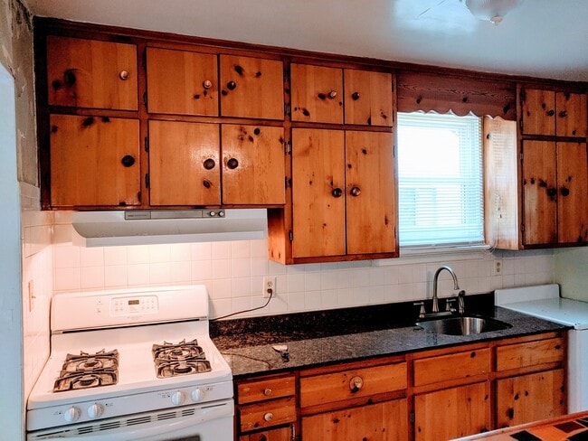 Building Photo - Spacious 3bdrm/2bth Home Located in a Well Established Neighborhood in Richmond's West End  Conve...