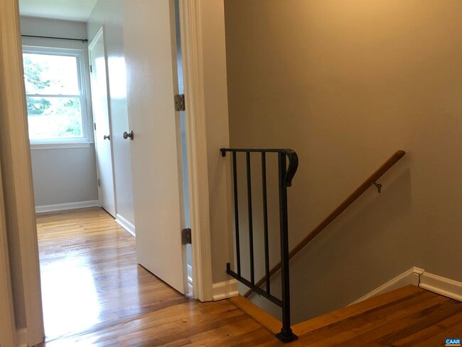 Building Photo - 206 Greentree Park