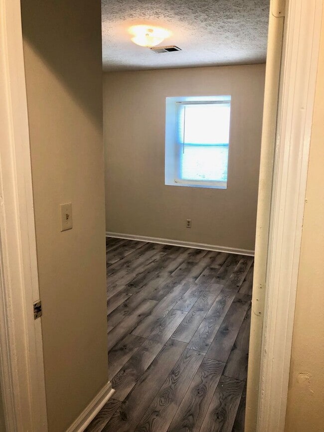 Building Photo - Winburn 2 bdrm 3rd floor apt     260319