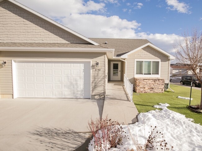 Building Photo - 1741 Golf Dr