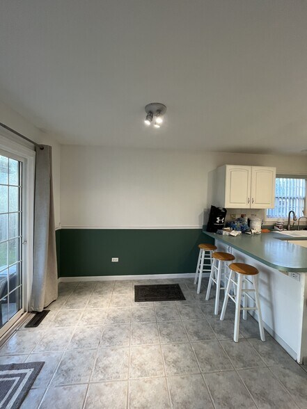 Building Photo - 16046 Fairfield Dr