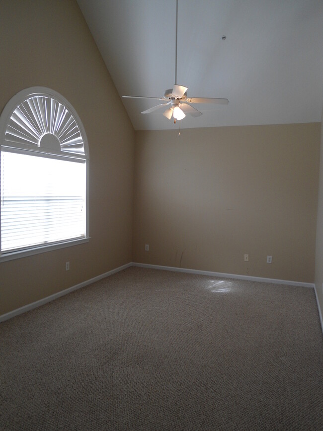 Building Photo - Cute Townhome Available for Rent in Alabas...