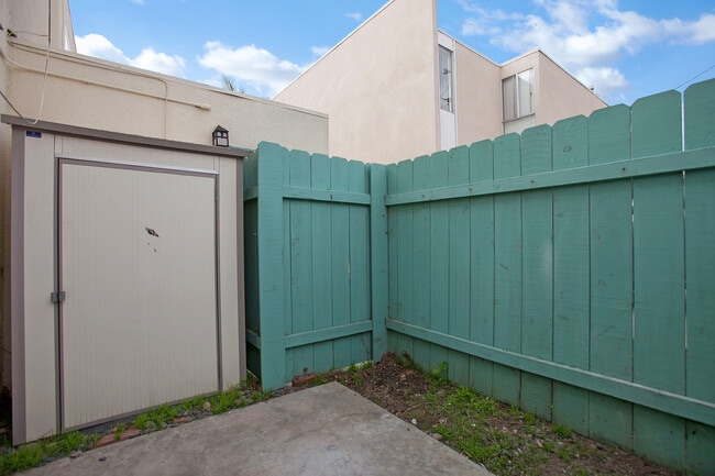 Building Photo - Wonderful Remodeled 2-Story 2BD/1.5BA Townhome in North PB! Parking & Laundry! $4,195/mo
