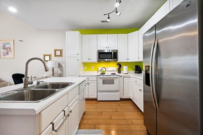 Building Photo - 2 Bed, 2 Bath SW Durham Townhome Near Duke and UNC * Mid or Long Term Rental