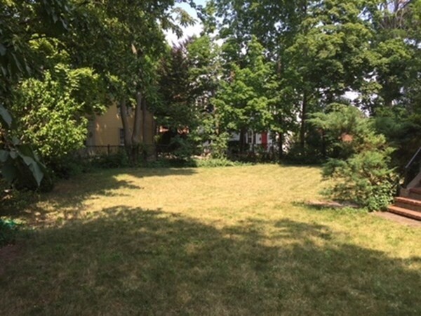 Building Photo - 17 Burroughs St