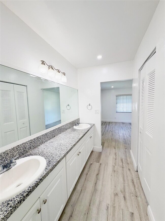 Building Photo - 2710 Riverside Dr