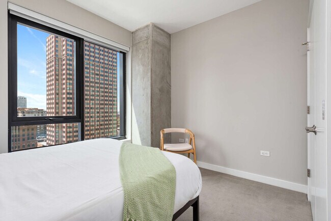 Building Photo - 823 N Clark St