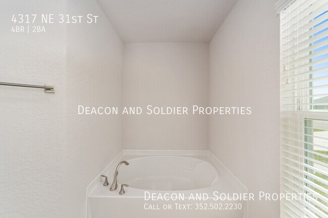 Building Photo - 4317 NE 31st St