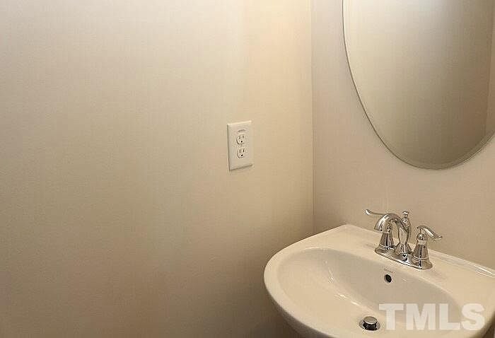 Building Photo - Room in Townhome on Suffield Way