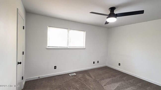 Building Photo - 400 Myrtlewood Cir