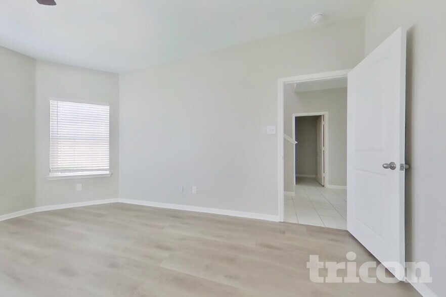 Building Photo - 916 American Monarch Dr
