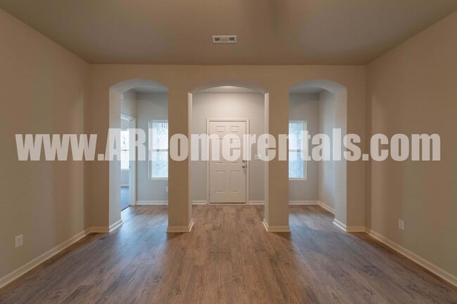 Building Photo - Spacious Newer Home!