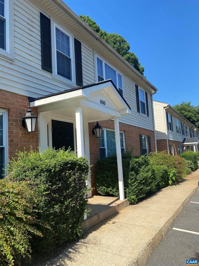 Building Photo - 875 Fountain Ct