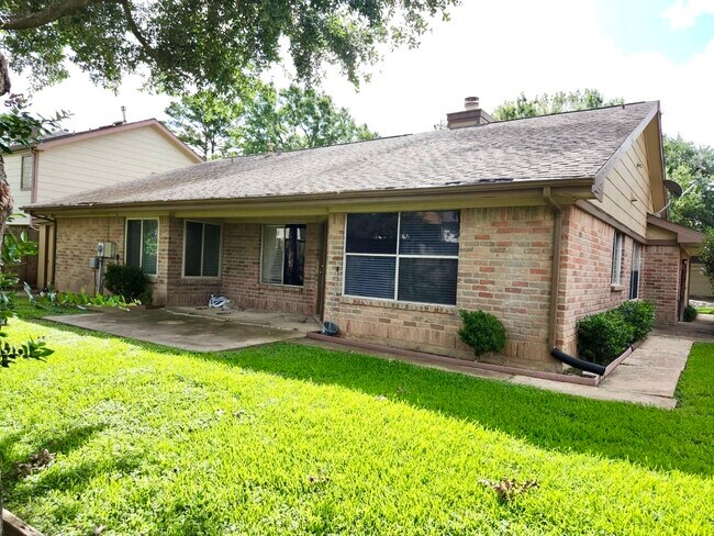 Building Photo - 2118 Hickory Lawn Dr