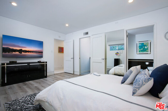 Building Photo - 1166 San Ysidro Dr
