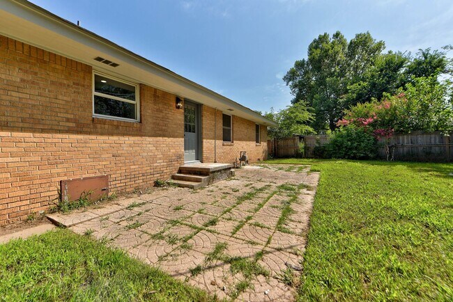 Building Photo - Fully Renovated 4 Bed, 2 Bath Just Minutes from Campus