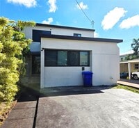 Building Photo - 323 SW 31st Ct