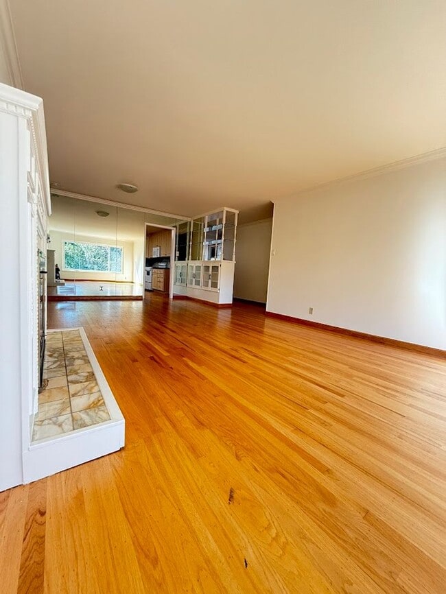 Building Photo - Charming 3-4 Bed/3 Bath Home in Belmont wi...