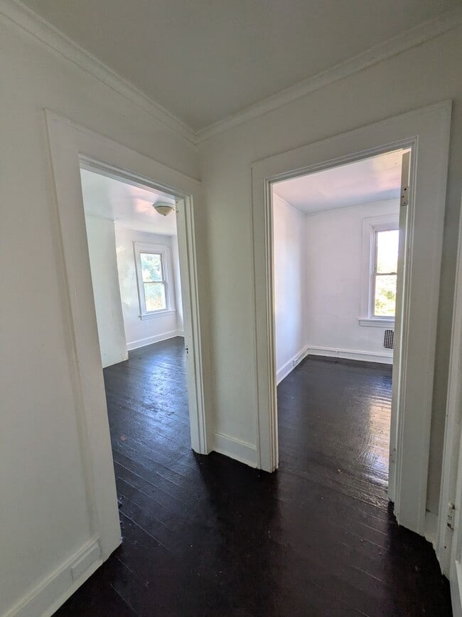 Building Photo - 1813 Converse St