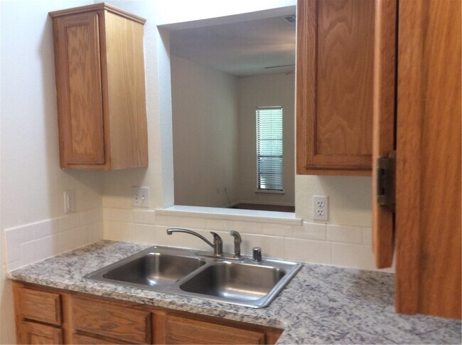 Building Photo - 2046 E Farr Ln