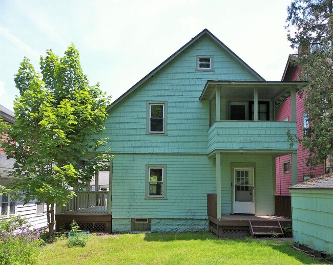 Building Photo - Available 6/1/2026 Charming Home With Priv...