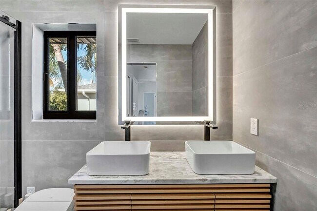 Building Photo - 15180 Lyneburg Ave