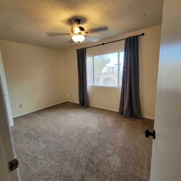 Building Photo - 2150 E Ellis Dr