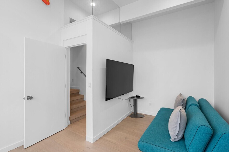 Building Photo - 2831 NW Cornell Rd