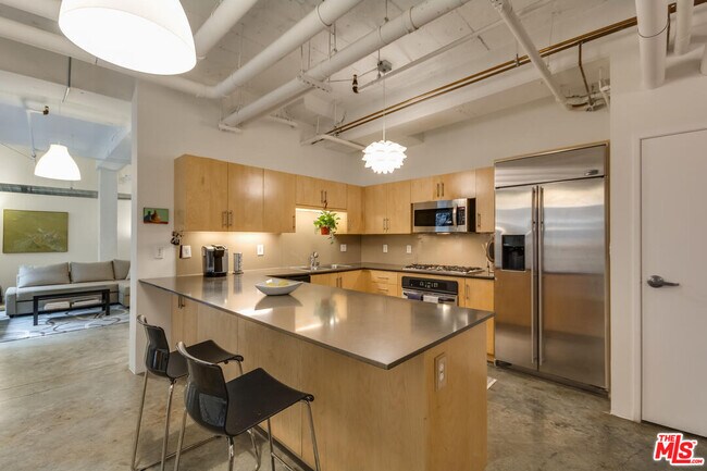 Building Photo - 330 W 11th St
