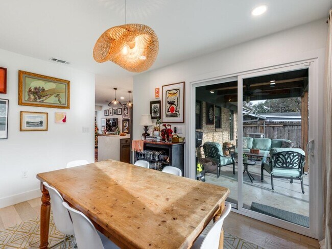 Building Photo - 2209 Fair Oaks Dr