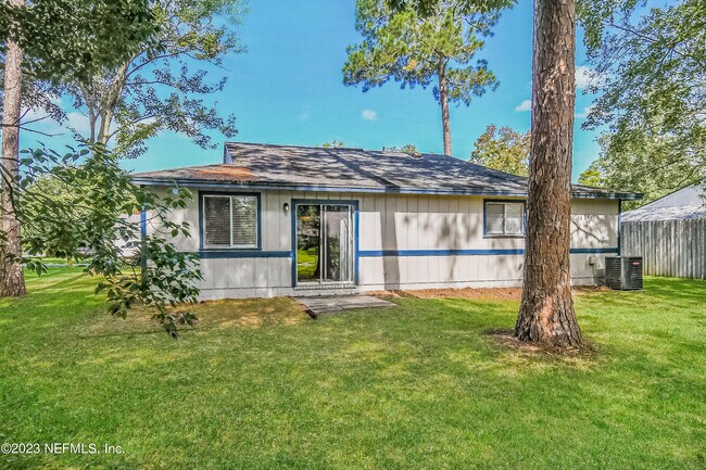 Building Photo - 10927 Horse Track Dr E