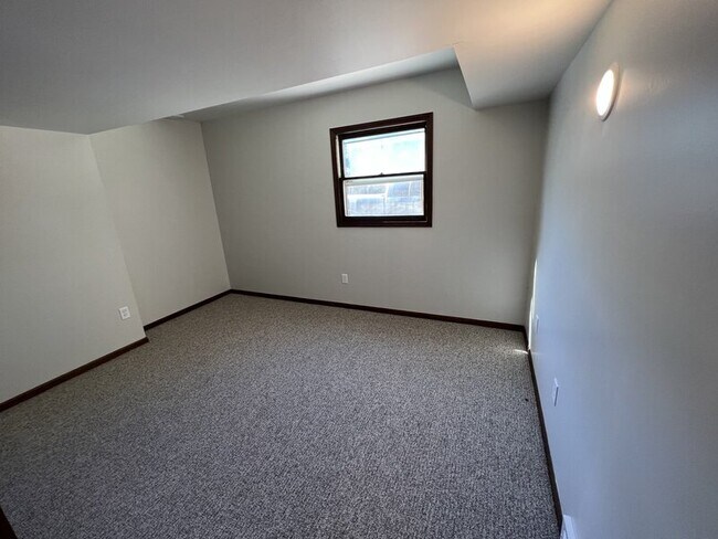 Building Photo - 2068 Andrew St SE