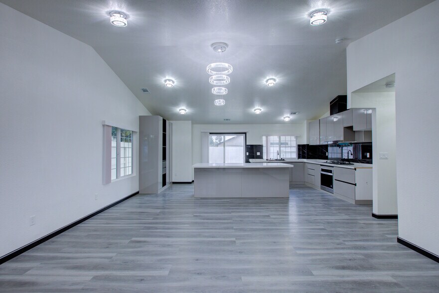 Building Photo - 9855 Douglas Ave