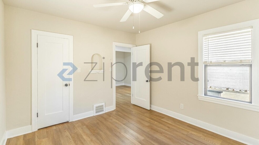 Building Photo - Unit 4