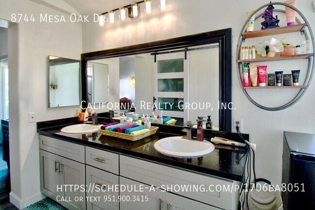 Building Photo - 8744 Mesa Oak Dr